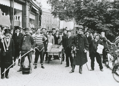 875589 Groepsportret van 'Verdwenen Utrechtsche Typen', deelnemers aan de feestelijke optocht, georganiseerd in het ...